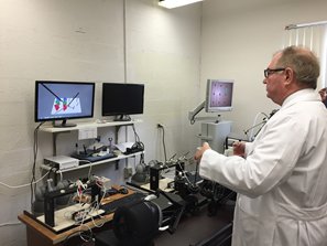  Dr. Schwaitzberg evaluates the simulator at Buffalo General Medical Center.